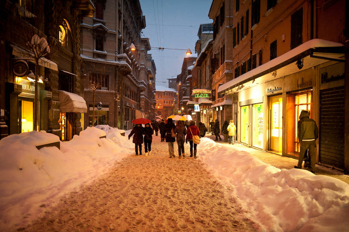 Прогулка по заснеженным улочкам в центре Болоньи