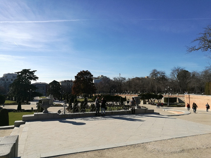 Площадь в парке Буен-Ретиро в Мадриде