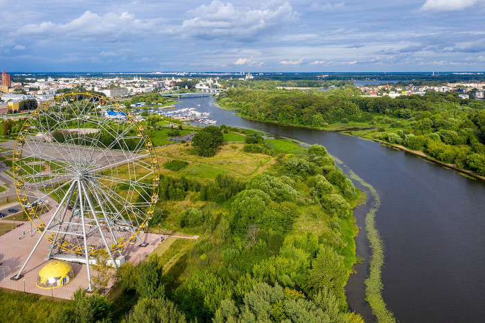 Вид с воздуха на колесо обозрения и реку Которосль