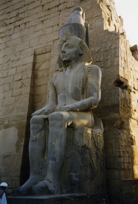 Статуя перед входом в Луксорский храм, Луксор