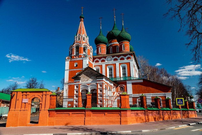 Вид на церковь Михаила Архангела в Ярославле