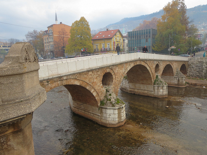 Вид на Латинский мост в Сараево