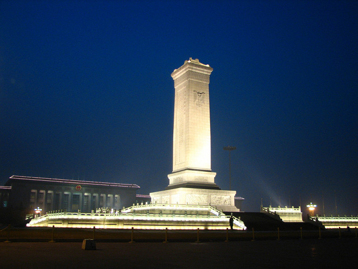 Площадь Тяньаньмэнь, Памятник народным героям
