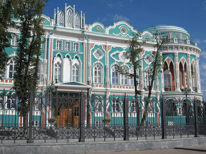 Дом Севастьянова в Екатеринбурге; фасад, обращённый к пруду