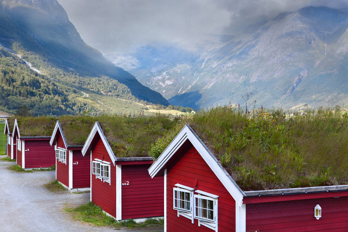 Норвежские домики в горах с зелёной крышей