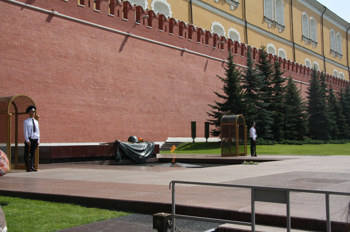 Почетный караул у Вечного огня в Александровском саду, Москва