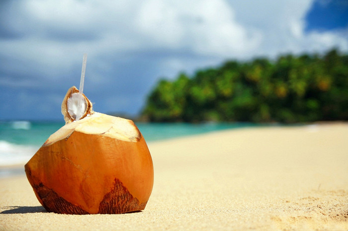 Кокосовый коктейль на пляже Доминиканы