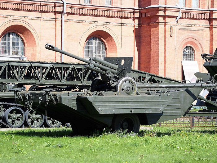 Экспонаты во дворе Военно-исторического музея артиллерии в Санкт-Петербурге