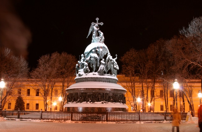 Памятник Тысячелетие России в Великом Новгороде зимней ночью.