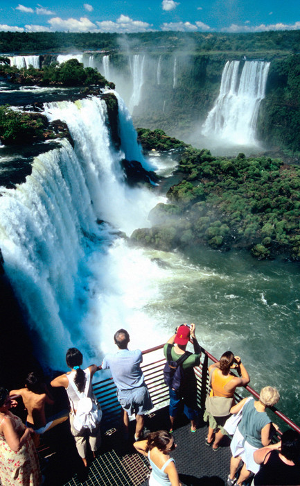 Туристы на водопадах Игуасу