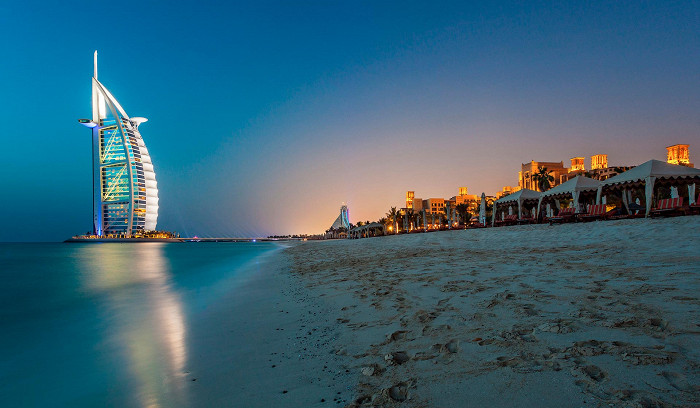 Дубайский пляж вечером