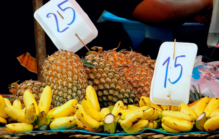 Торговля ананасами и бананами в Таиланде