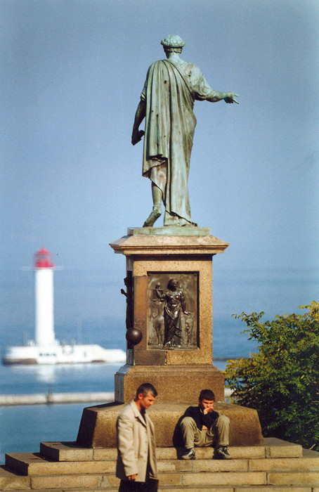 Памятник Дюку де Ришелье, вид на маяк