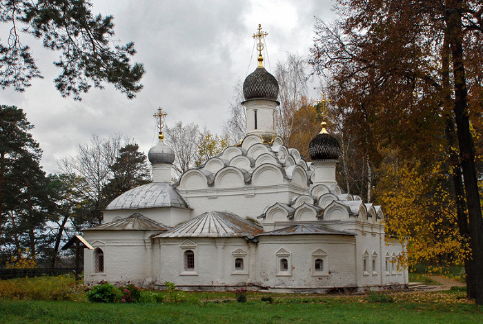 Святые ворота и Храм Архангела Михаила в Архангельском