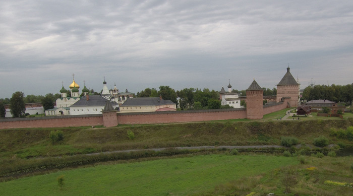 С чего начать осмотр суздаля. 5k8gzfi0ojggsckw08cckkg44. С чего начать осмотр суздаля фото. С чего начать осмотр суздаля-5k8gzfi0ojggsckw08cckkg44. картинка С чего начать осмотр суздаля. картинка 5k8gzfi0ojggsckw08cckkg44. Суздаль — жемчужина Золотого кольца России, расположенная сравнительно недалеко от Москвы: около 4 часов на авто или 2–2,5 часа общественным транспортом (1,5 часа скоростной поезд до Владимира плюс 30 минут на такси или час в автобусе). При желании осмотреть основные достопримечательности города можно за день: мы прикинули, потребуется часов 6. С чего начать осмотр суздаля. 5k8gzfi0ojggsckw08cckkg44. С чего начать осмотр суздаля фото. С чего начать осмотр суздаля-5k8gzfi0ojggsckw08cckkg44. картинка С чего начать осмотр суздаля. картинка 5k8gzfi0ojggsckw08cckkg44. Суздаль — жемчужина Золотого кольца России, расположенная сравнительно недалеко от Москвы: около 4 часов на авто или 2–2,5 часа общественным транспортом (1,5 часа скоростной поезд до Владимира плюс 30 минут на такси или час в автобусе). При желании осмотреть основные достопримечательности города можно за день: мы прикинули, потребуется часов 6.