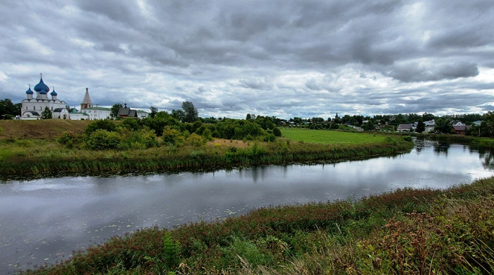 С чего начать осмотр суздаля. 5lv0qempookc80kg0ogc8gsk8. С чего начать осмотр суздаля фото. С чего начать осмотр суздаля-5lv0qempookc80kg0ogc8gsk8. картинка С чего начать осмотр суздаля. картинка 5lv0qempookc80kg0ogc8gsk8. Суздаль — жемчужина Золотого кольца России, расположенная сравнительно недалеко от Москвы: около 4 часов на авто или 2–2,5 часа общественным транспортом (1,5 часа скоростной поезд до Владимира плюс 30 минут на такси или час в автобусе). При желании осмотреть основные достопримечательности города можно за день: мы прикинули, потребуется часов 6. С чего начать осмотр суздаля. 5lv0qempookc80kg0ogc8gsk8. С чего начать осмотр суздаля фото. С чего начать осмотр суздаля-5lv0qempookc80kg0ogc8gsk8. картинка С чего начать осмотр суздаля. картинка 5lv0qempookc80kg0ogc8gsk8. Суздаль — жемчужина Золотого кольца России, расположенная сравнительно недалеко от Москвы: около 4 часов на авто или 2–2,5 часа общественным транспортом (1,5 часа скоростной поезд до Владимира плюс 30 минут на такси или час в автобусе). При желании осмотреть основные достопримечательности города можно за день: мы прикинули, потребуется часов 6.