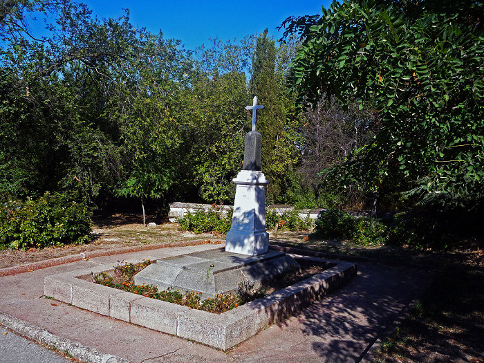 Малаховский круган, монумент павшим русским и французским солдатам