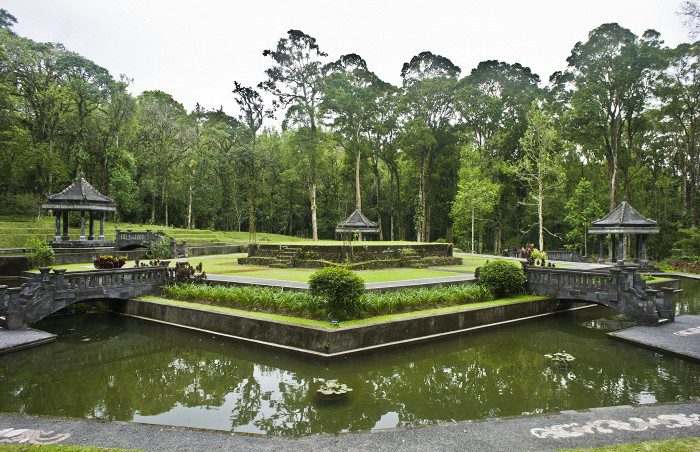 Ботанический сад Бали, пруд с беседками
