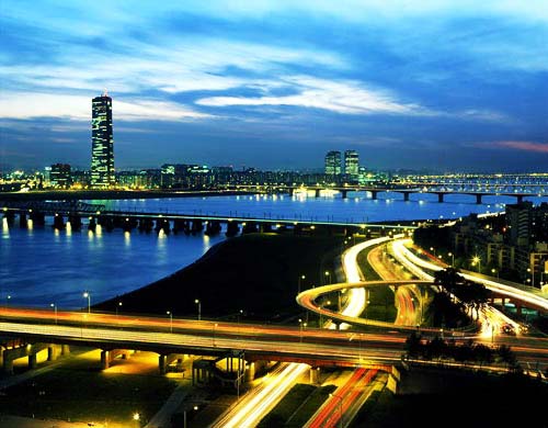 Городская дорога у реки Ханган в Сеуле