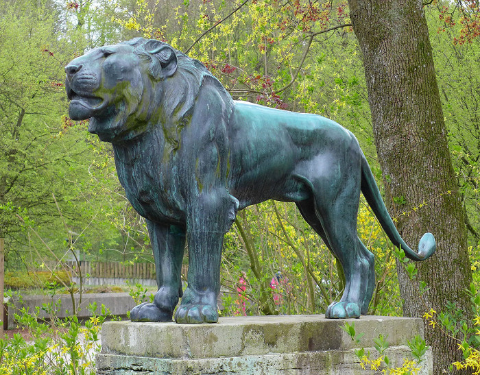 Зоопарк в Мюнхене (Хеллабрунн), статуя льва