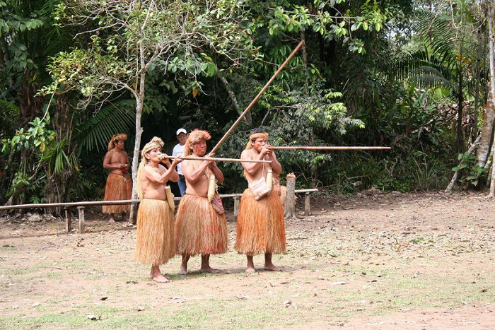 Индейцы ягуа с духовыми трубками, Перу