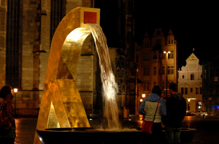 Вечерний вид фонтанов в Пльзене
