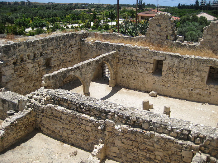 Руины построек замка Колосси