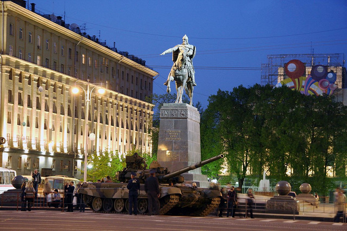 Памятник долгорукому в москве фото