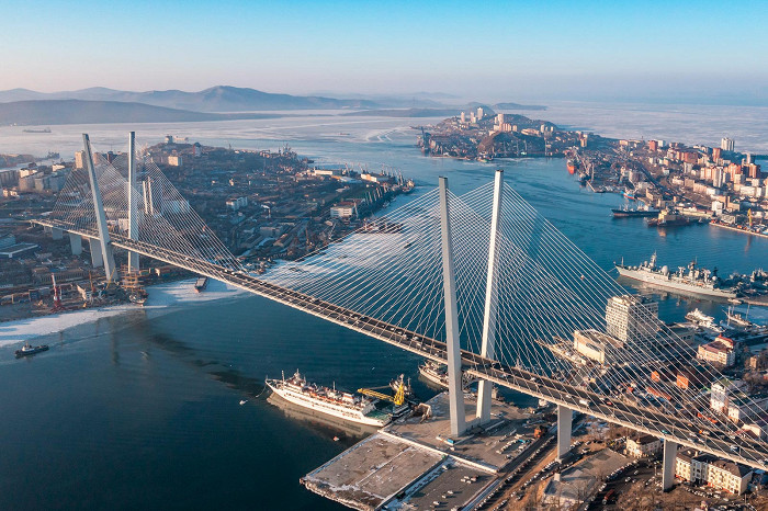 Вид на мост через бухту Золотой Рог во Владивостоке
