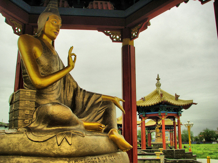 Одна из 17 статуй буддийских учителей вокруг Золотой обители Будды Шакьямуни
