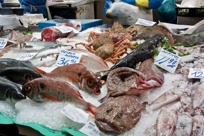 Морепродукты на рынке Ла-Рибера