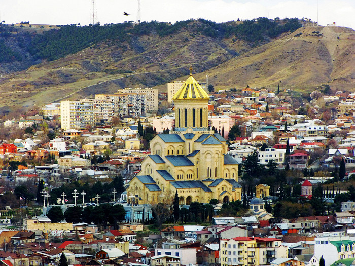 Церковь святой Троицы Цминда Самеба и виды Тбилиси