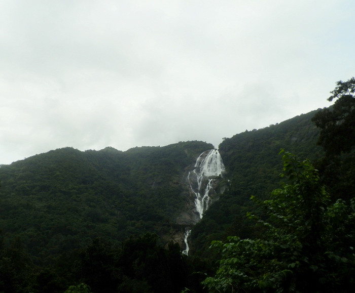 Виды водопада Дудхсагар издалека, Индия