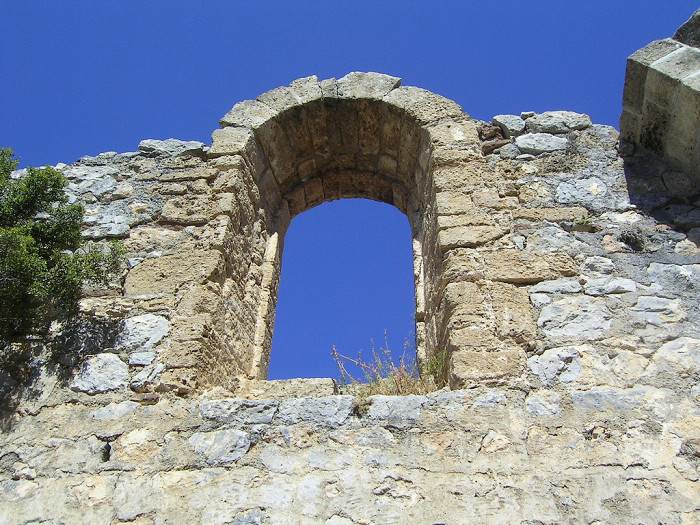 Руины окна, Замок Святого Иллариона, Северный Кипр