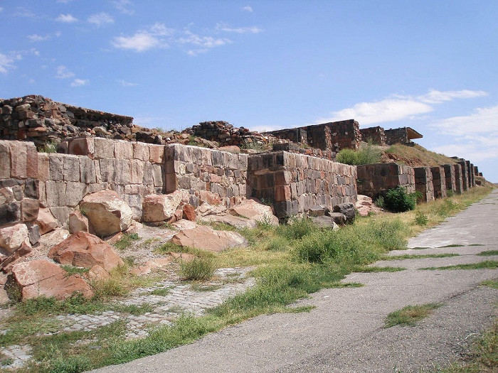Стены крепости Эребуни