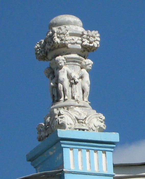 Скульптура на крыше дома Грибушина