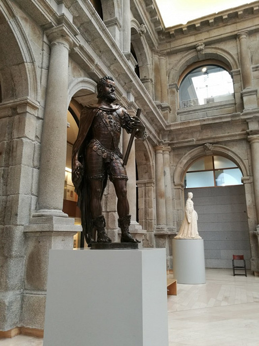 Скульптуры в музее Прадо в Мадриде