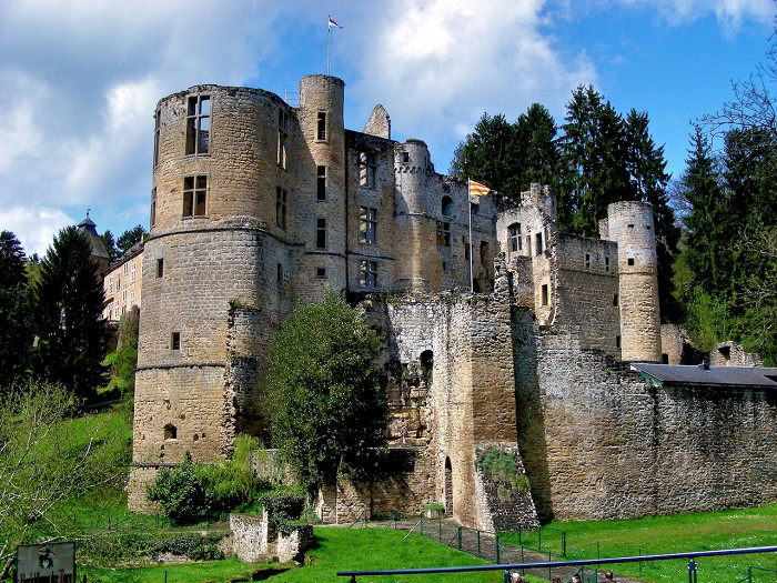 Вид на замок Бофор в Люксембурге