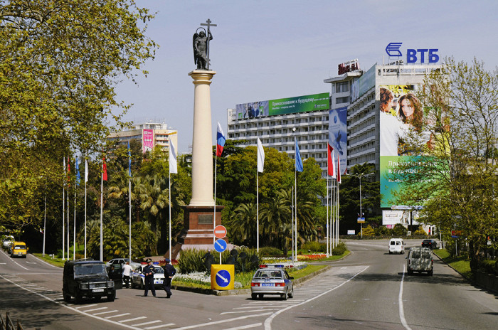 Курортный проспект Сочи, монумент Михаила-Архангела