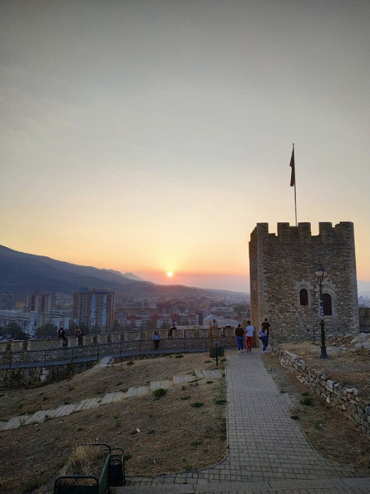 Туристы крепости в Скопье любуются закатом