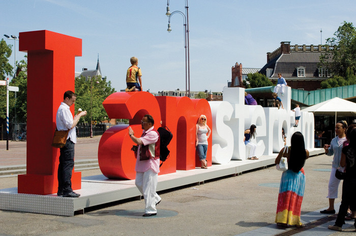 Новый символ города - I amsterdam
