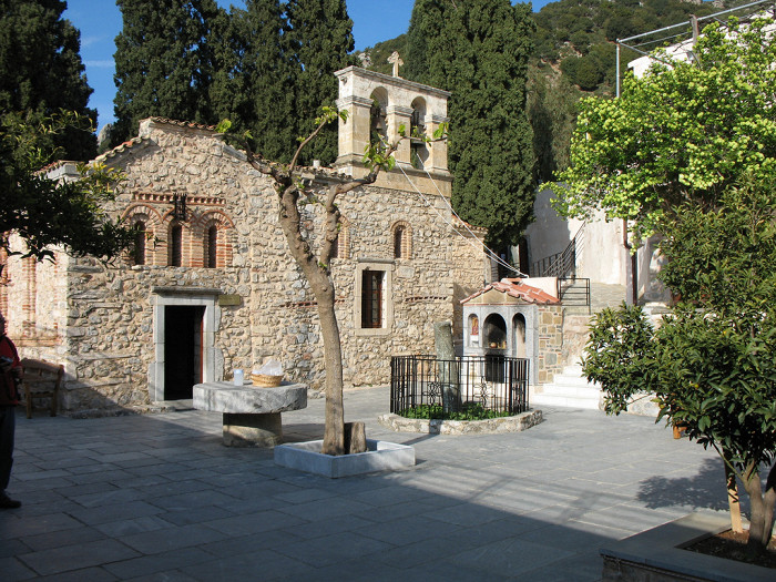 Двор монастыря Кера Кардиотисса