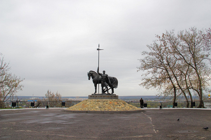 Памятник первопоселенец фото