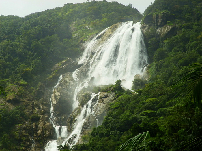 Вид на водопад Дудхсагар, Индия