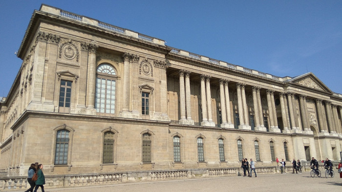 Здание музея Лувра, Париж