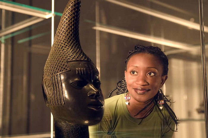 Девушка на африканской выставке, Лондон, Великобритания