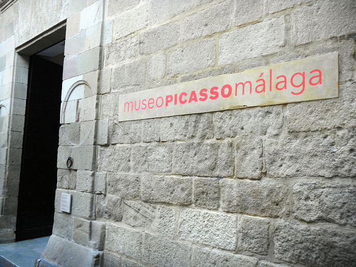 Музей Пикассо в Малаге, у входа