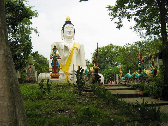 Большой Белый Будда у входа в храм