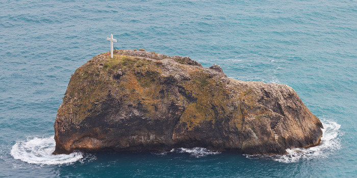 Вид на скалу с крестом близ Свято-Георгиевского монастыря у мыса Фиолент