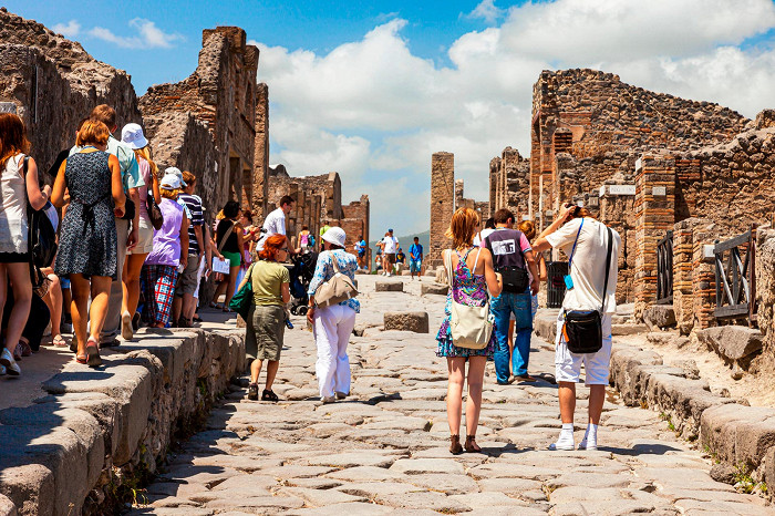Туристы на экскурсии в Помпеи